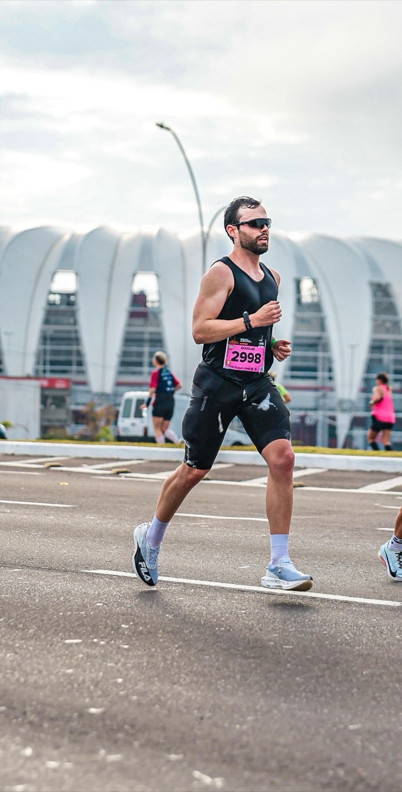 Douglas correndo a Maratona Internacional de Porto Alegre