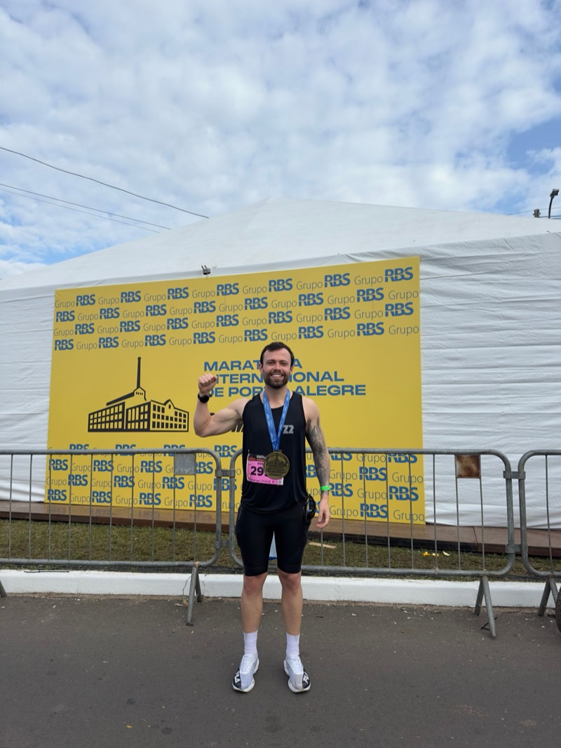 Douglas com a medalha da Maratona Internacional de Porto Alegre